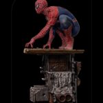 Descubre el apasionante mundo de Estatua Deluxe Spider-Man Peter 2.