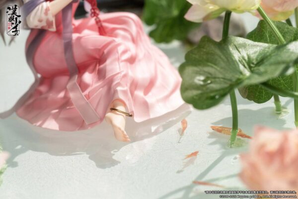 Descubre el apasionante mundo de Estatua Lotus Reflection Hanfu Girls.