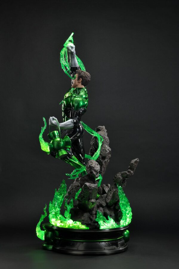 Descubre el apasionante mundo de Estatua Green Lantern Hal Jordan Deluxe.