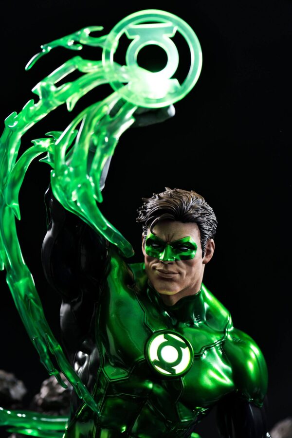 Descubre el apasionante mundo de Estatua Green Lantern Hal Jordan Deluxe.