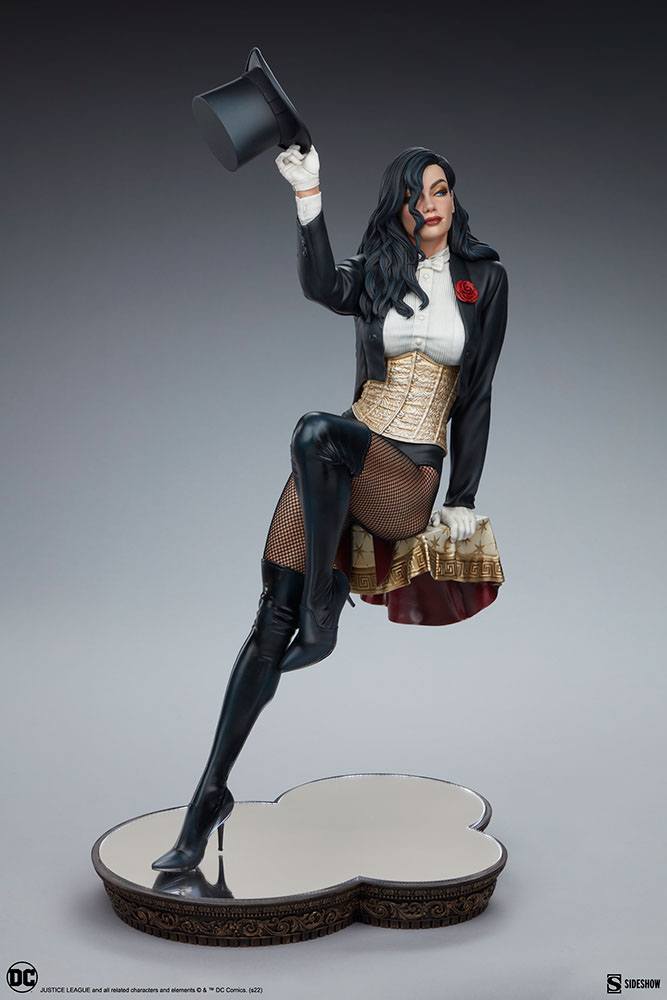 Descubre el apasionante mundo de Estatua Premium Format Zatanna.