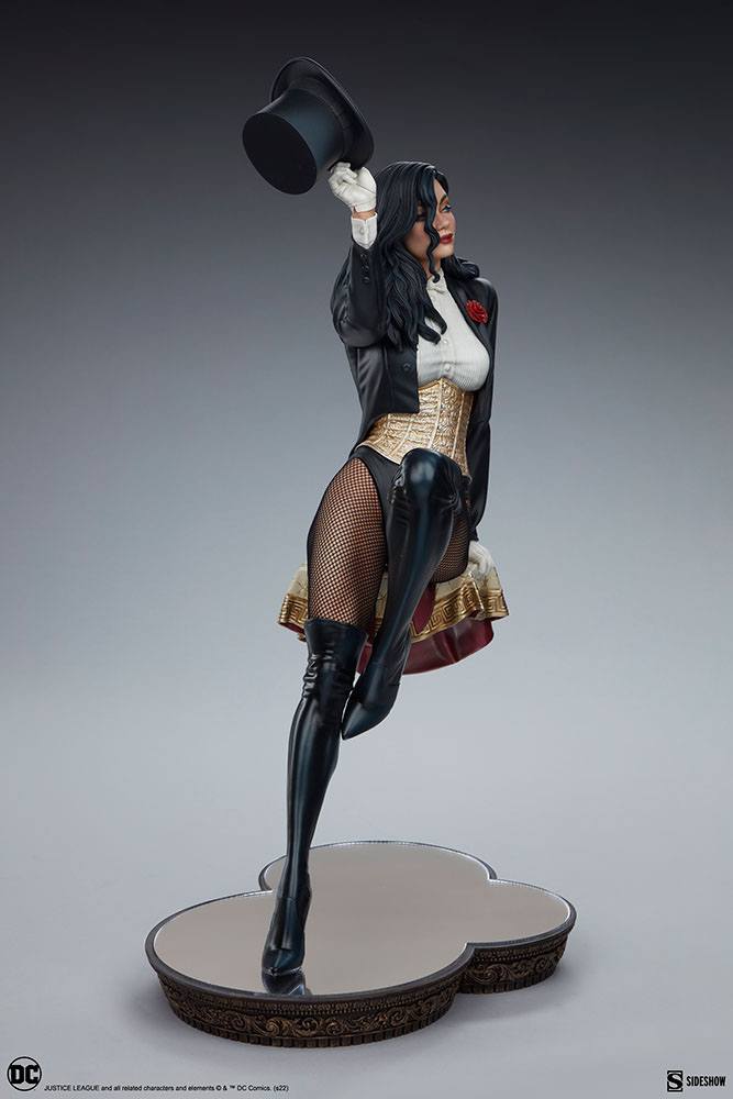 Descubre el apasionante mundo de Estatua Premium Format Zatanna.