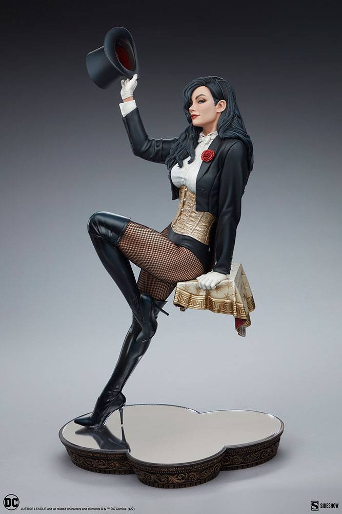 Descubre el apasionante mundo de Estatua Premium Format Zatanna.
