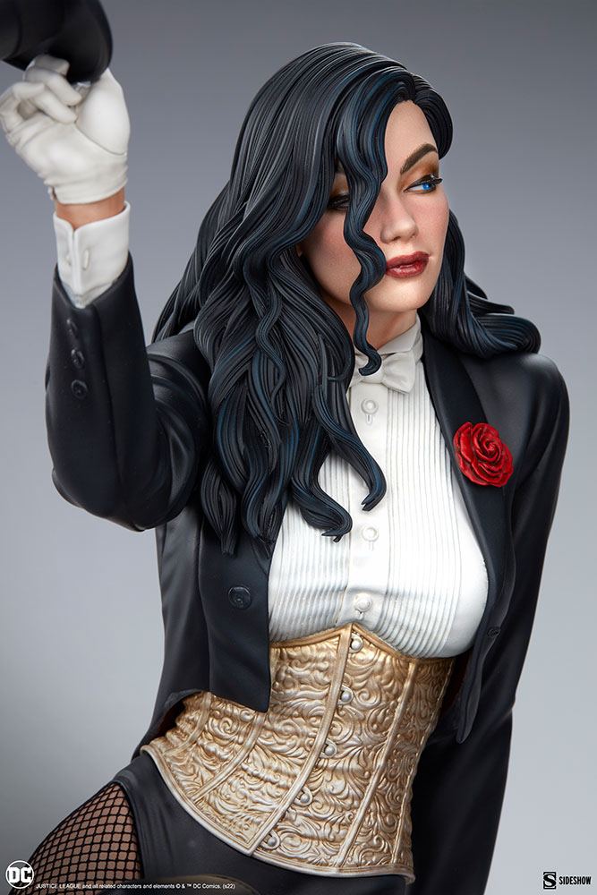 Descubre el apasionante mundo de Estatua Premium Format Zatanna.