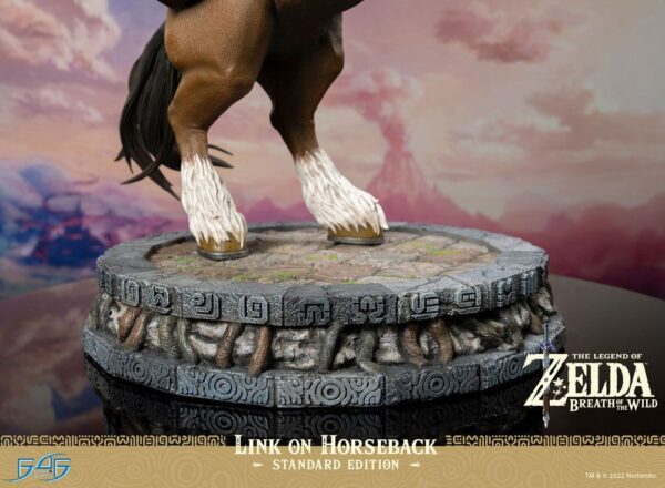 Descubre el apasionante mundo de Estatua Link on Horseback 56cm.