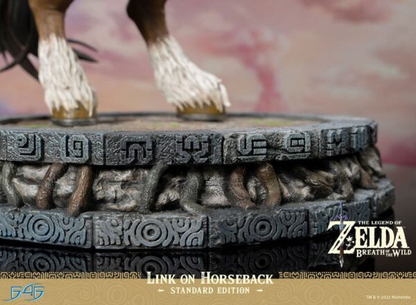 Descubre el apasionante mundo de Estatua Link on Horseback 56cm.