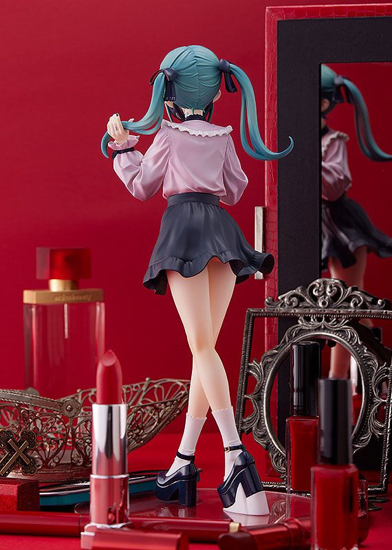 Descubre el apasionante mundo de Estatua Hatsune Miku The Vampire.