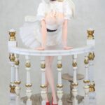 Descubre el apasionante mundo de Estatua Holiday Maid Monica Tesia.