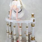 Descubre el apasionante mundo de Estatua Holiday Maid Monica Tesia.