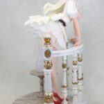 Descubre el apasionante mundo de Estatua Holiday Maid Monica Tesia.