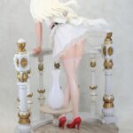 Descubre el apasionante mundo de Estatua Holiday Maid Monica Tesia.