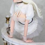 Descubre el apasionante mundo de Estatua Holiday Maid Monica Tesia.