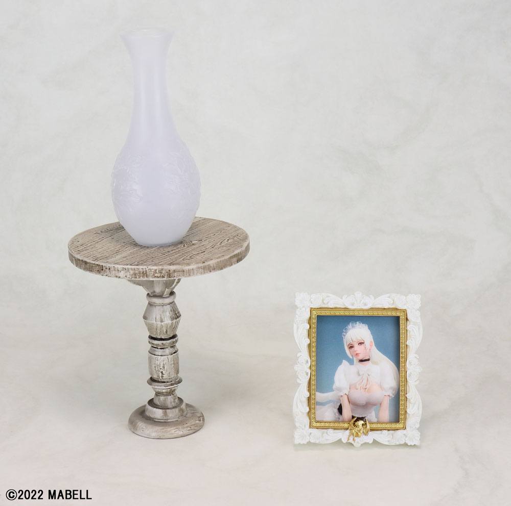 Descubre el apasionante mundo de Estatua Holiday Maid Monica Tesia.