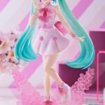 Descubre el apasionante mundo de Estatua Luminasta Sakura Miku Omutatsu.