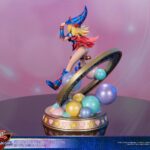 Descubre el apasionante mundo de Estatua Dark Magician Girl Vibrant Edition.