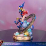 Descubre el apasionante mundo de Estatua Dark Magician Girl Vibrant Edition.