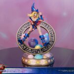 Descubre el apasionante mundo de Estatua Dark Magician Girl Vibrant Edition.
