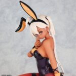 Descubre el apasionante mundo de Estatua Neala Black Rabbit by MaJO.