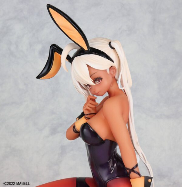 Descubre el apasionante mundo de Estatua Neala Black Rabbit by MaJO.
