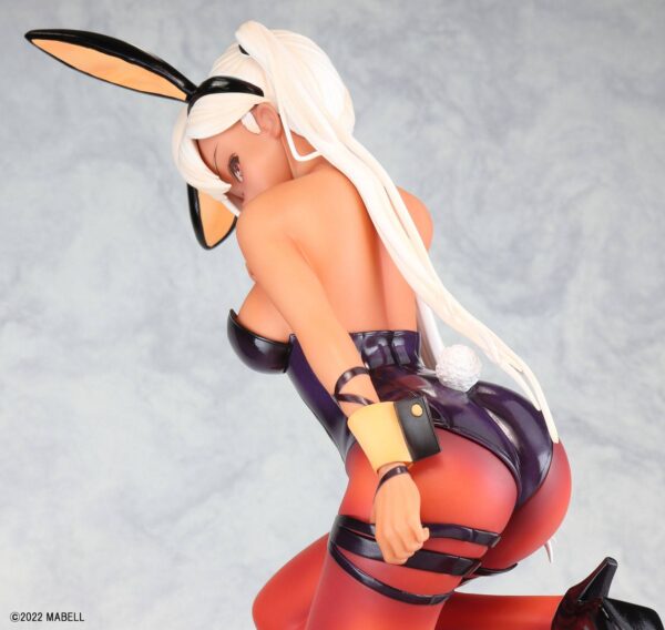 Descubre el apasionante mundo de Estatua Neala Black Rabbit by MaJO.