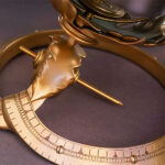 Descubre el apasionante mundo de Estatua Original Character Time Compass 22.