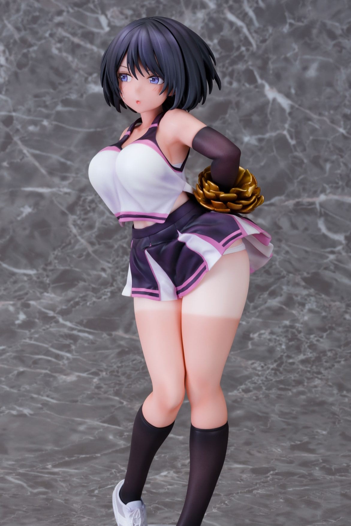 Descubre el apasionante mundo de Estatua Cheer Girl Dancing in Her Underwear.