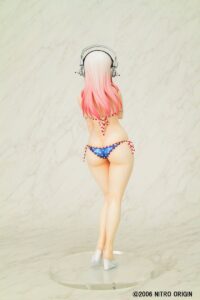 Descubre el apasionante mundo de Estatua Super Sonico Paisura Bikini Version.