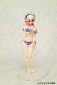 Descubre el apasionante mundo de Estatua Super Sonico Paisura Bikini Version.