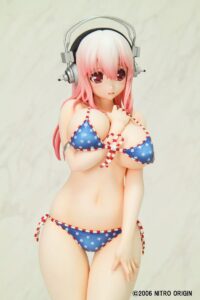 Descubre el apasionante mundo de Estatua Super Sonico Paisura Bikini Version.