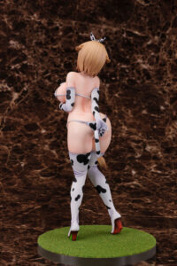 Descubre el apasionante mundo de Estatua Ushi Musume First Try at Cosplay.