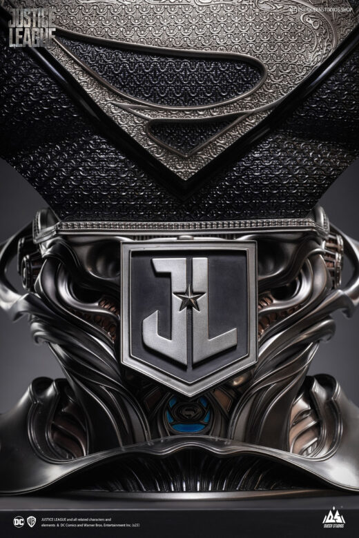 Descubre el apasionante mundo de Busto Superman Black Version 73 cm.