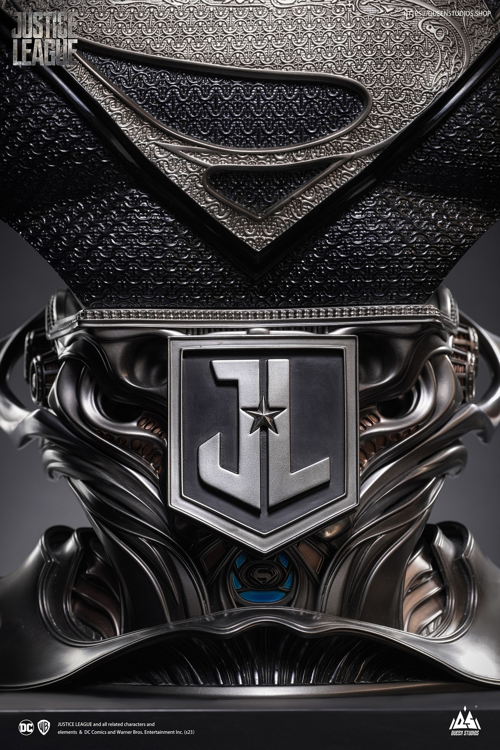 Descubre el apasionante mundo de Busto Superman Black Version 73 cm.