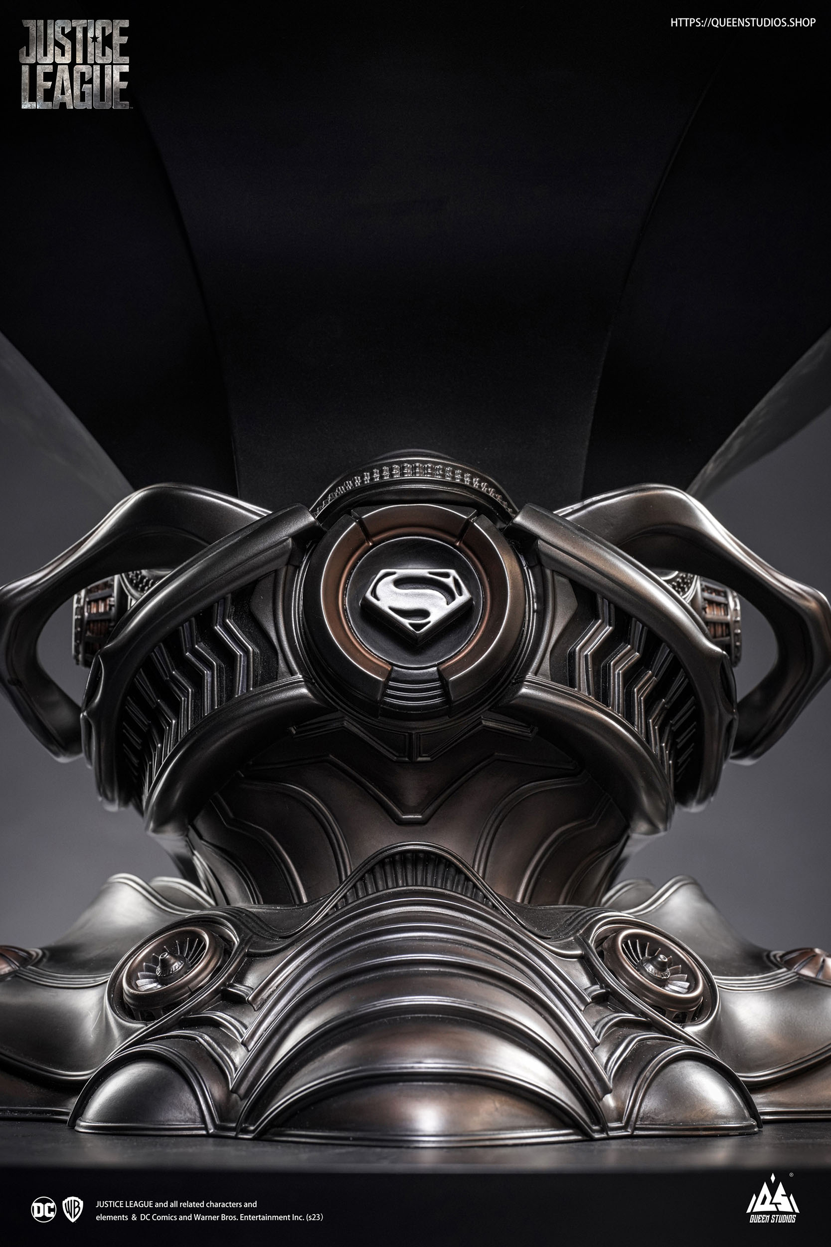 Descubre el apasionante mundo de Busto Superman Black Version 73 cm.