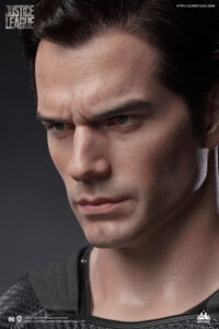 Descubre el apasionante mundo de Busto Superman Black Version 73 cm.