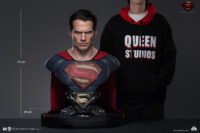 Descubre el apasionante mundo de Busto Superman Blue Version 73 cm.