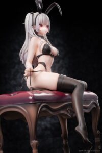 Descubre el apasionante mundo de Estatua Original Character Black Bunny Girl Tana.