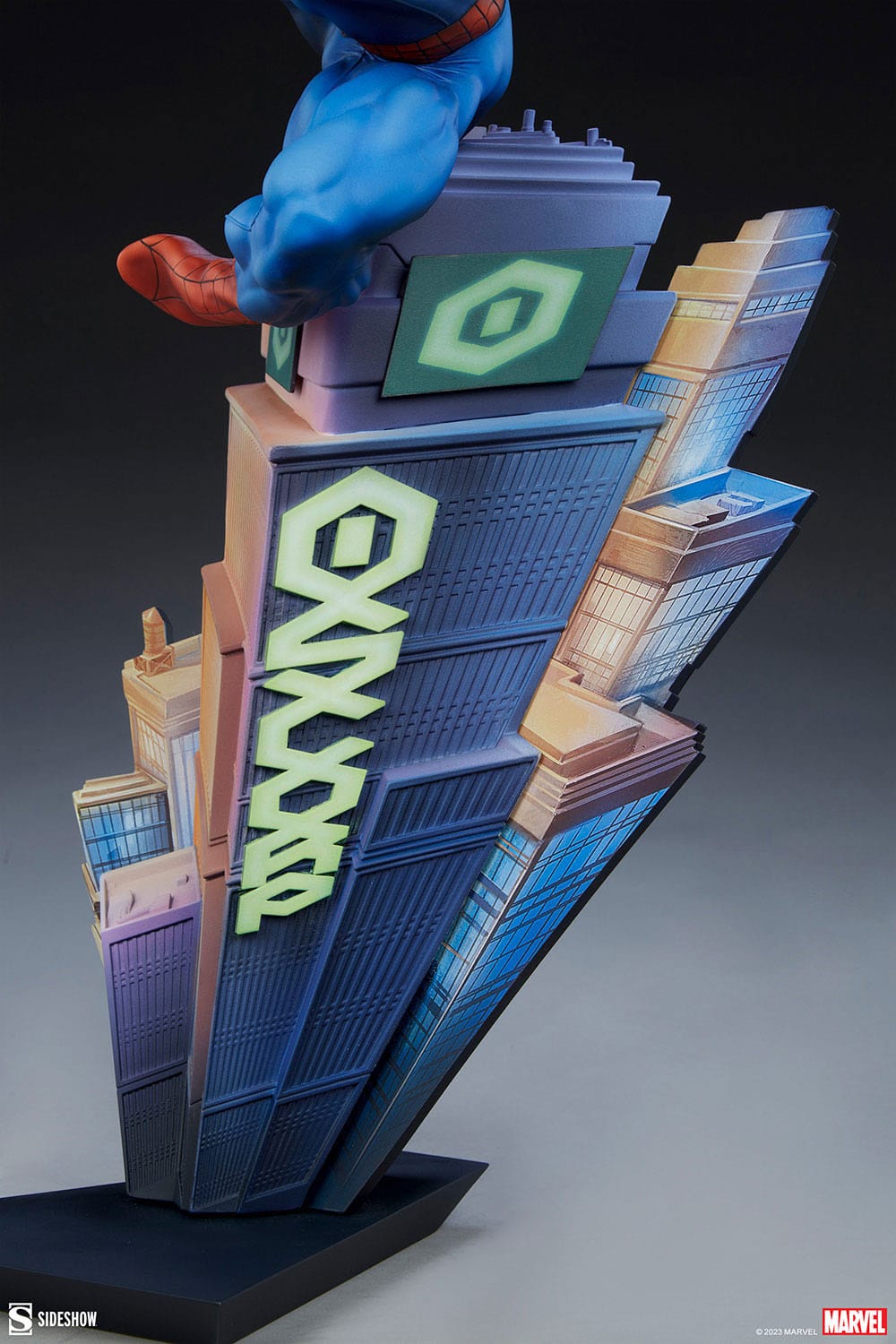 Descubre el apasionante mundo de Estatua Premium Format Spider-Man.