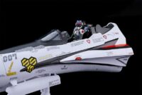 Descubre el apasionante mundo de Maqueta Alto Saotome With VF-25F Decal.