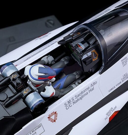 Descubre el apasionante mundo de Maqueta Alto Saotome With VF-25F Decal.