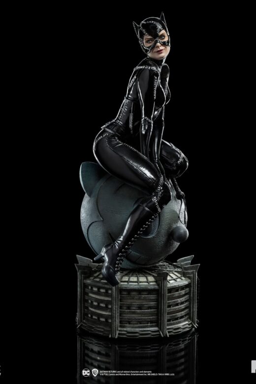 Descubre el apasionante mundo de Estatua Batman Returns Legacy Catwoman.