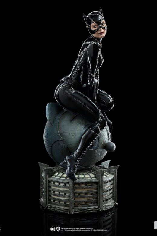 Descubre el apasionante mundo de Estatua Batman Returns Legacy Catwoman.