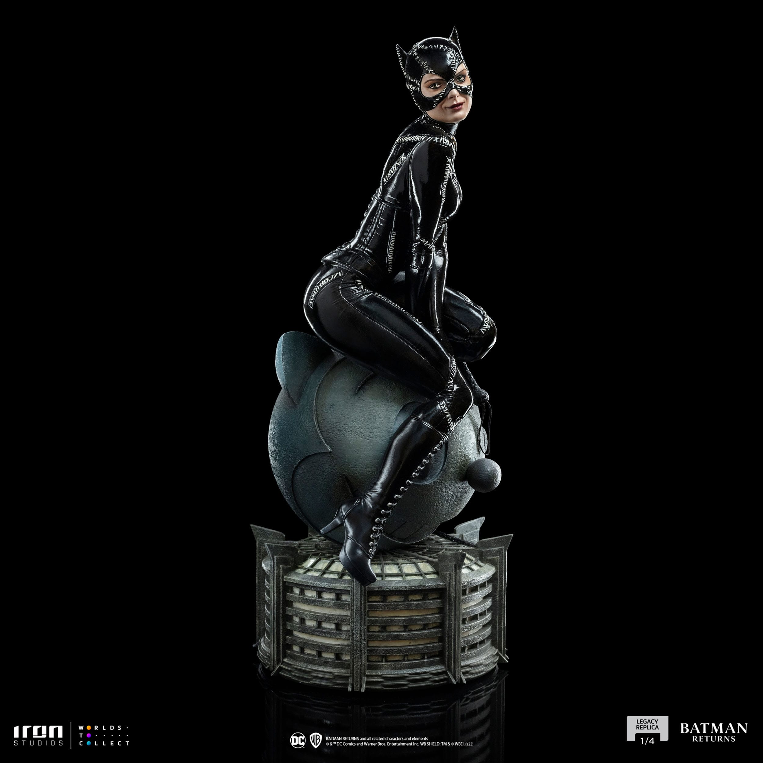 Descubre el apasionante mundo de Estatua Batman Returns Legacy Catwoman.
