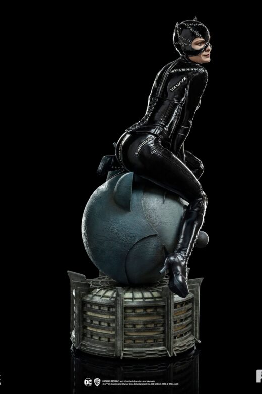 Descubre el apasionante mundo de Estatua Batman Returns Legacy Catwoman.