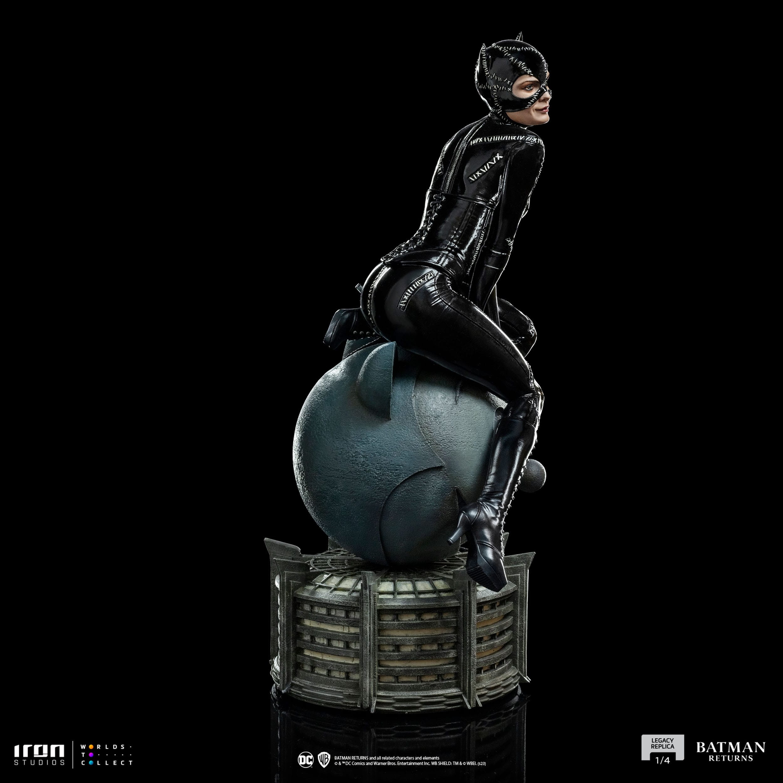 Descubre el apasionante mundo de Estatua Batman Returns Legacy Catwoman.