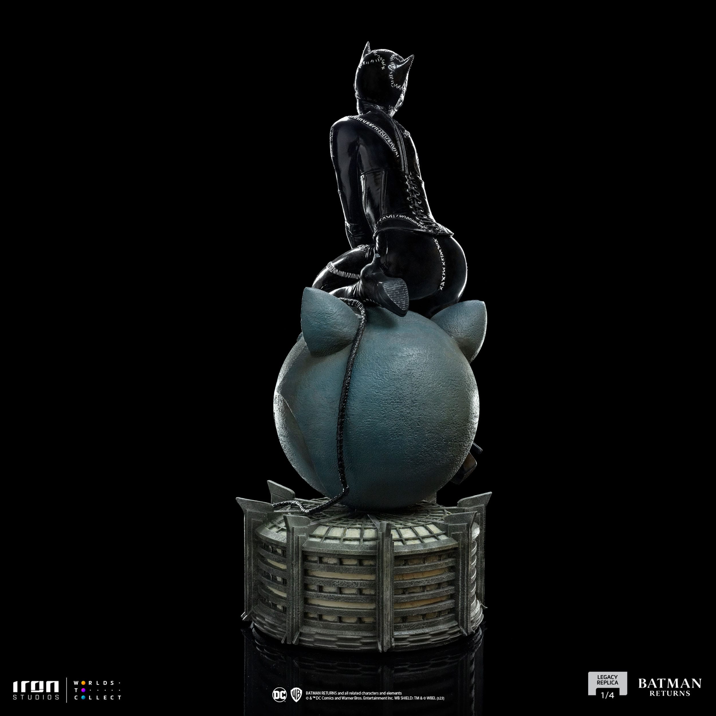 Descubre el apasionante mundo de Estatua Batman Returns Legacy Catwoman.