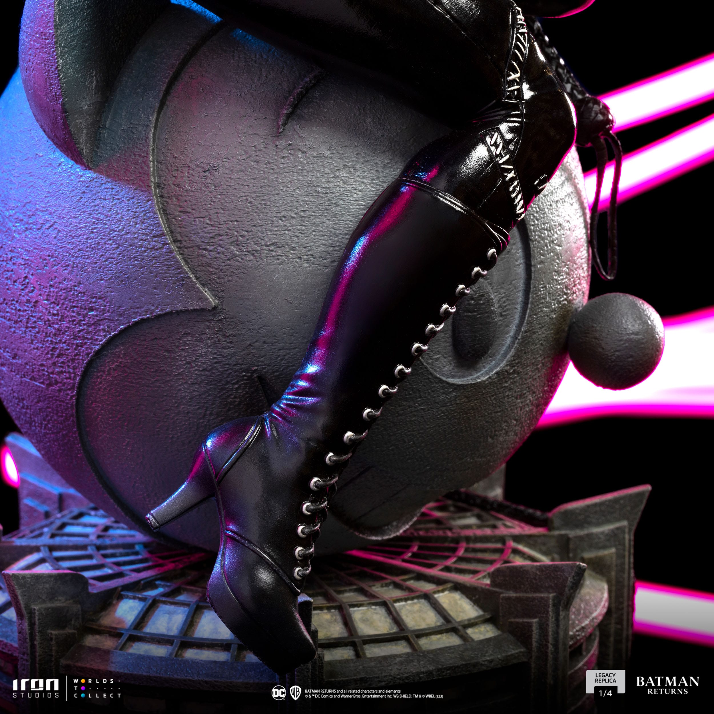 Descubre el apasionante mundo de Estatua Batman Returns Legacy Catwoman.