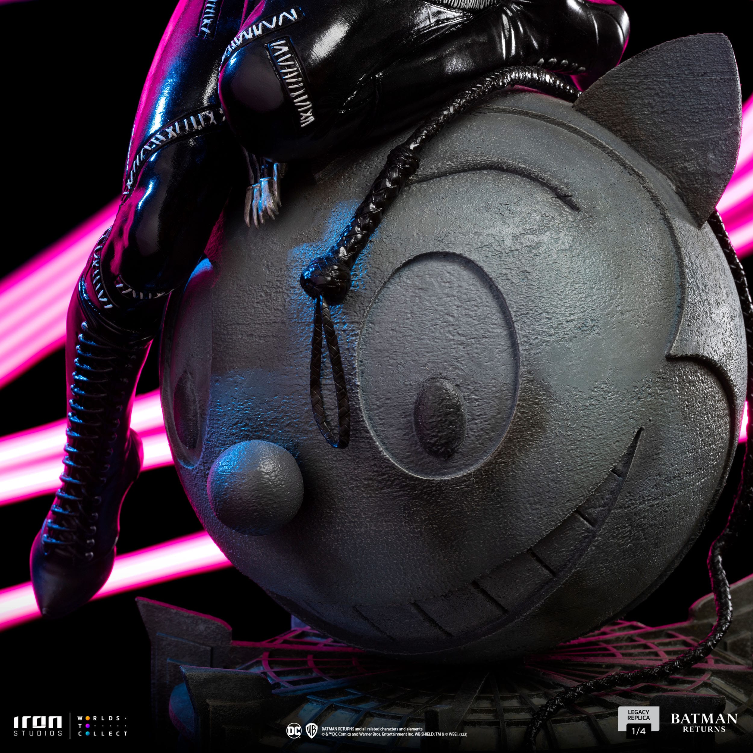 Descubre el apasionante mundo de Estatua Batman Returns Legacy Catwoman.