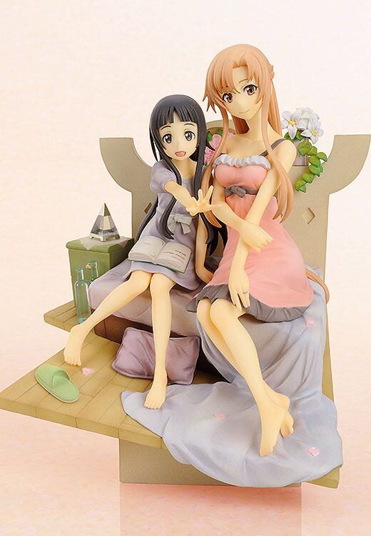 Descubre el apasionante mundo de Estatua Asuna and Yui Vignette Sword Art Online.