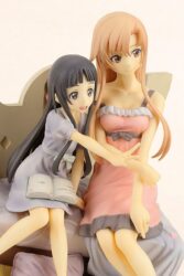 Descubre el apasionante mundo de Estatua Asuna and Yui Vignette Sword Art Online.