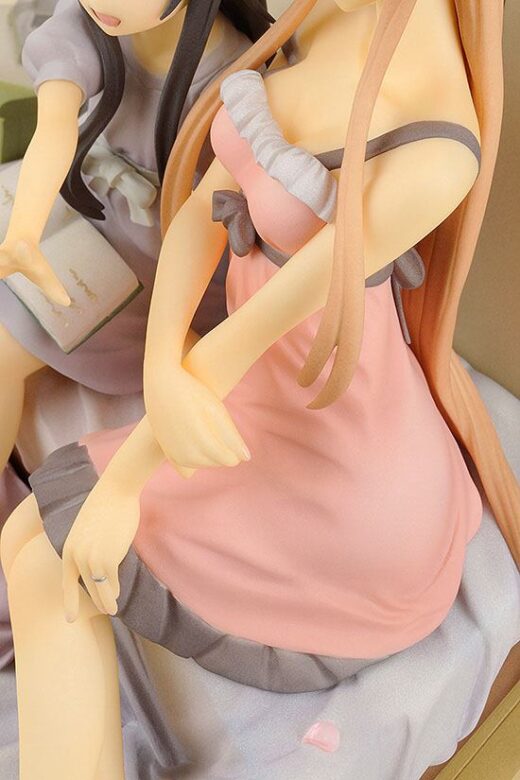 Descubre el apasionante mundo de Estatua Asuna and Yui Vignette Sword Art Online.
